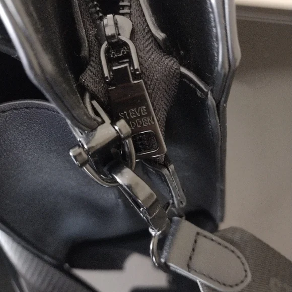 Steve Madden Evelyn Bag with black hardware - Picture 2 of 5